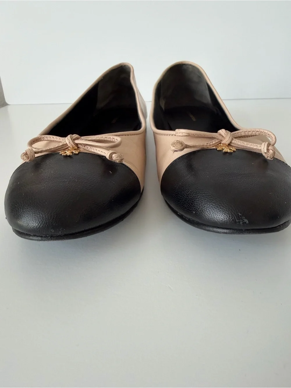 Tory Burch Cap Toe Ballet Flats in Ginger Shortbread / Perfect Black, Size 8.5M